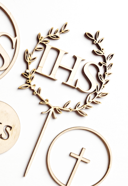 Drewniany topper - IHS w wianuszku