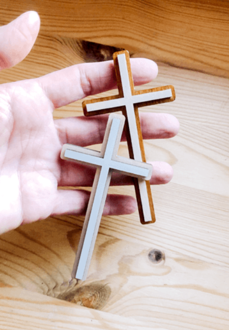 Drewniany krzyż warstwowy