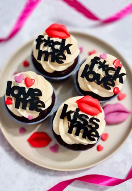 Trzy mini napisy - love me, kiss me, f*ck me