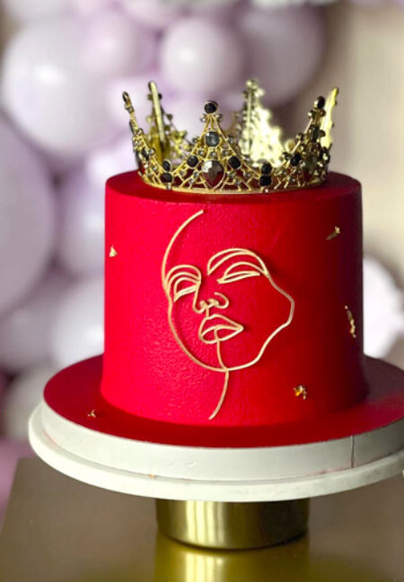 Plastikowa korona z kamieniami