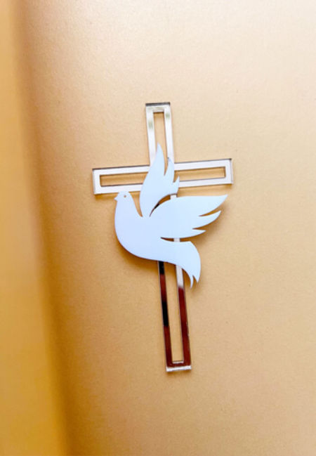 Ażurowy krzyż z gołębicą