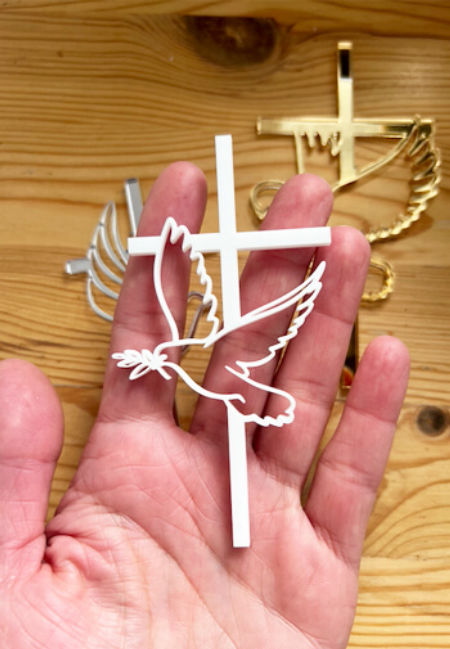 Krzyż z gołębicą i gałązką