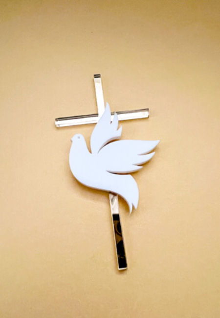 Smukły krzyż z gołębicą