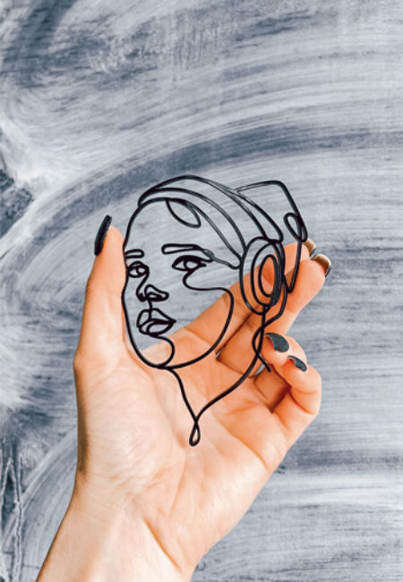 Dekor linearny - Twarz nastolatki w słuchawkach