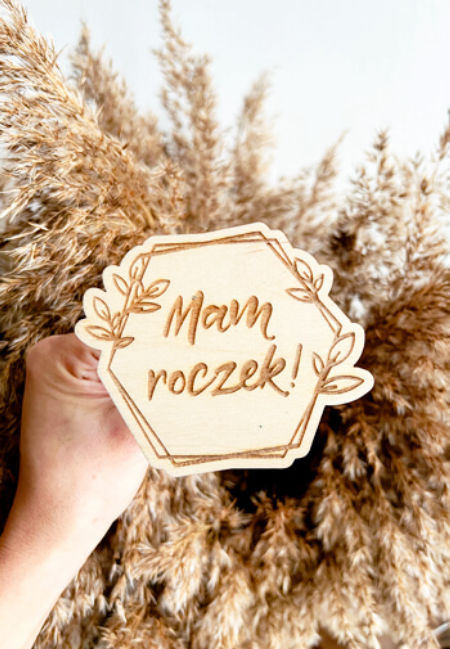 Dekor drewniany heksagon - Mam roczek w roślinnej ramce