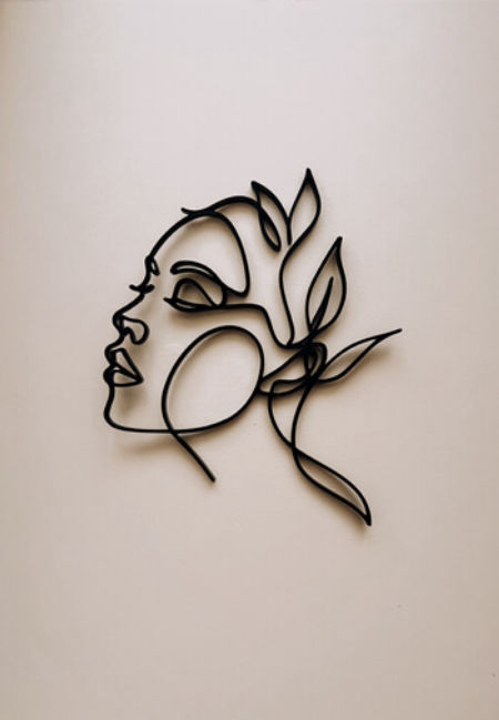 Dekor linearny - Kobieca twarz z liśćmi we włosach