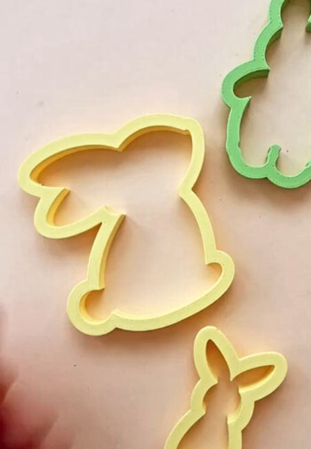 Wykrawacz - Siedzący bokiem zając